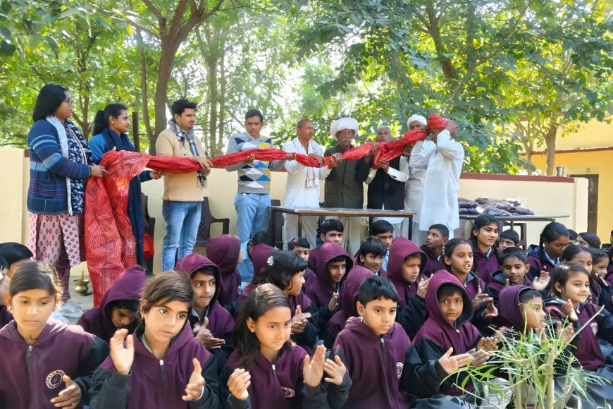 : बल्लूवास के रा. उ. मा. विधालय में भामाशाह ने 205 बच्चों को गर्म स्वेटर वितरित किया  