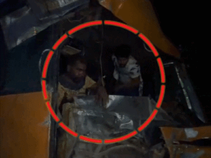 बिहार में सड़क हादसे में 13 की मौत, 32 घायल:मरने वालों में एक ही परिवार के 5 लोग; बस ने पिकअप को उड़ाया, सड़क पर बिखरीं लाशें