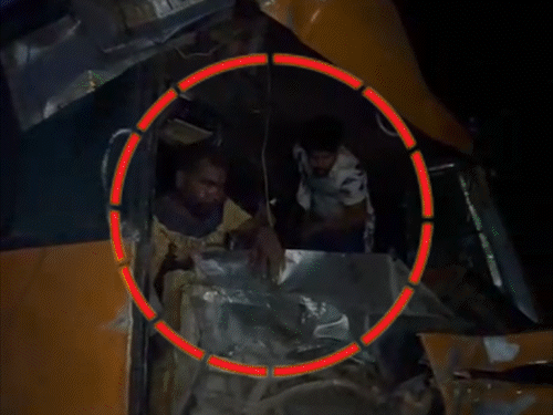 बिहार में सड़क हादसे में 13 की मौत, 32 घायल:मरने वालों में एक ही परिवार के 5 लोग; बस ने पिकअप को उड़ाया, सड़क पर बिखरीं लाशें