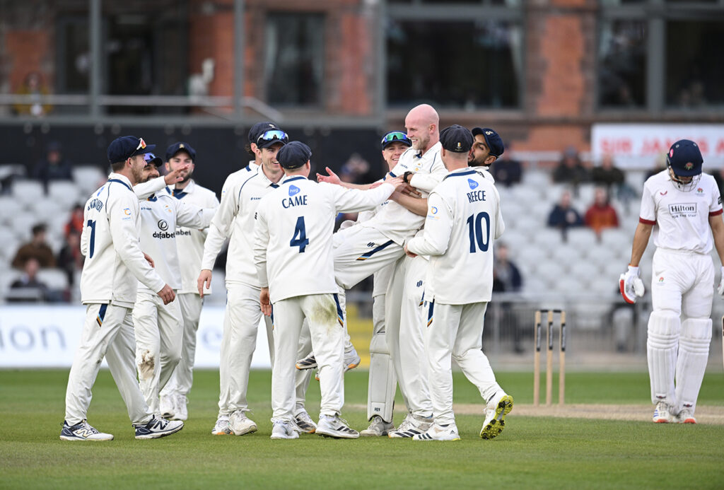 Abbas, Chappell leave hosts reeling as Derbyshire eye rare Old Trafford win