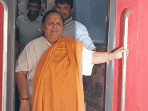 उमा भारती के लिए चेन पुलिंग कर पंजाब मेल रोकी:झांसी में 5 मिनट खड़ी रही; रेलवे बोला- ट्रेन समय पर थी, पूर्व CM ने कहा- पहले छूटी