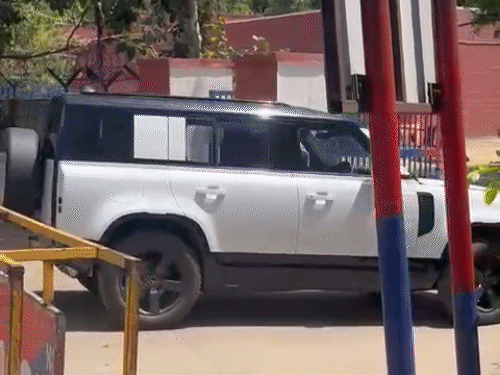 रामपाल के जेल से बाहर आने में हो रही देरी:जेल सुपरिटेंडेंट बोले- कोर्ट से नहीं पहुंचे रिहाई डॉक्यूमेंट; काली स्कॉर्पियो में आया परिवार