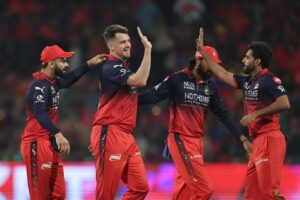 MI opt to chase and make two changes; no Hazlewood for RCB